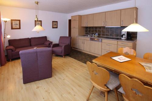 Il comprend une cuisine et un salon avec une table et un canapé. dans l'établissement Apartment in Westerland, à Westerland