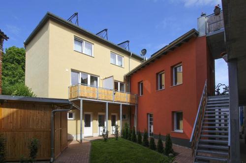 ein Apartmenthaus mit einem Balkon und einem Zaun in der Unterkunft Terraced house Florian Malchow in Malchow