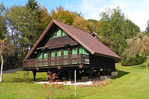 een groot houten huis met een bruin dak bij Holiday Village Vorauf Siegsdorf in Siegsdorf