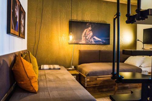 ベジクハイムにあるBesighomes Apartment Tiny Houseのベッド2台、壁掛けテレビが備わる客室です。