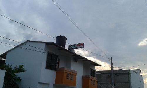 a building with a street sign on top of it at Hotel Pizzeria Opera Tolú in Tolú