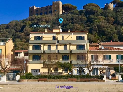 un edificio con un globo en la cima de una colina en Appartamenti Lungomare Via Roma, en Castiglione della Pescaia