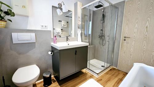 La salle de bains est pourvue d'une douche, d'un lavabo et de toilettes. dans l'établissement Ferienwohnungen Krüger 'Apartment Marina', à Gammelsbach