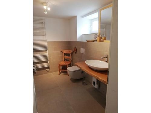 uma casa de banho com um lavatório e um WC em Holiday apartment seahorse em Timmendorfer Strand