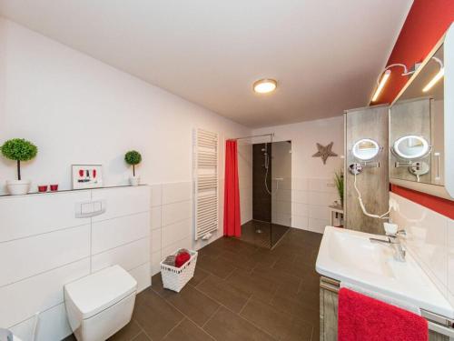 uma casa de banho com um WC, um lavatório e um chuveiro em High Geest 4 - including many extras em Sahlenburg