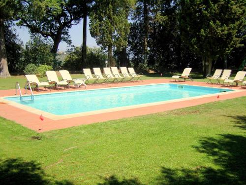 una piscina con tumbonas y un montón en Pleasant Cottage in Asni res with Terrace, en Asnières