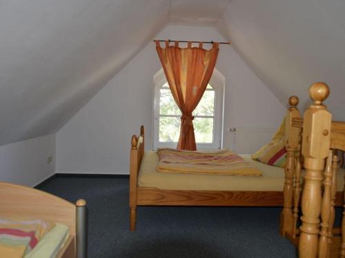 um quarto com uma cama e uma janela em Holiday apartment nature view em Conow
