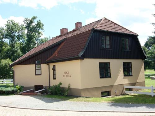 una casa antigua con techo negro en Holiday house Monika Wendorf, en Wendorf
