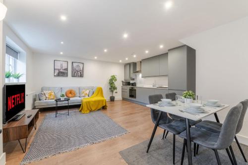 a living room with a table and a couch at Luxury 2 Bedroom London Home - Vauxhall & Battersea in London