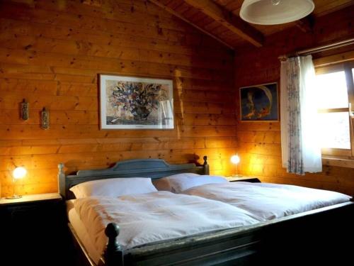 um quarto com uma cama numa parede de madeira em Apartment near West Hamburg em Neubeuern