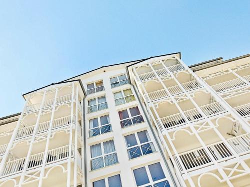 ein weißes Gebäude mit Balkon auf der Seite in der Unterkunft 6 person holiday home in Gro enbrode in Großenbrode