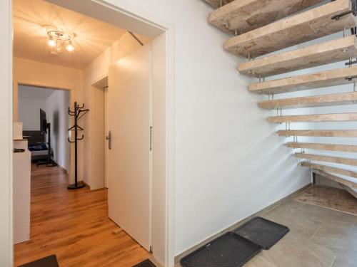 un pasillo con una escalera que conduce a una sala de estar en Lovely Holiday Home in Haunsheim, en Haunsheim
