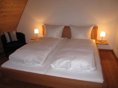 1 cama blanca grande en una habitación con 2 lámparas en Amazing apartment in Ebern, en Ebern