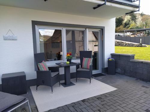 a patio with a table and chairs on a patio at Kleine Auszeit in Cochem