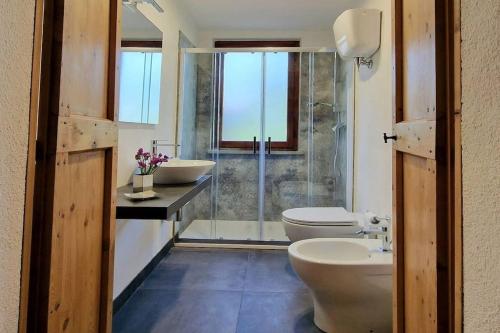 uma casa de banho com 2 lavatórios, um WC e um chuveiro em Villa Verde - Private Pool em Pietralunga