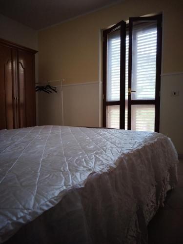 - une chambre avec un grand lit blanc et une fenêtre dans l'établissement 1900, à Olevano sul Tusciano