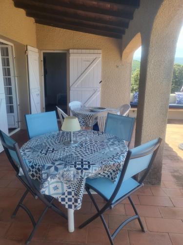 une table et des chaises assises sur une terrasse dans l'établissement Villa Gasparini, à Pietrosella