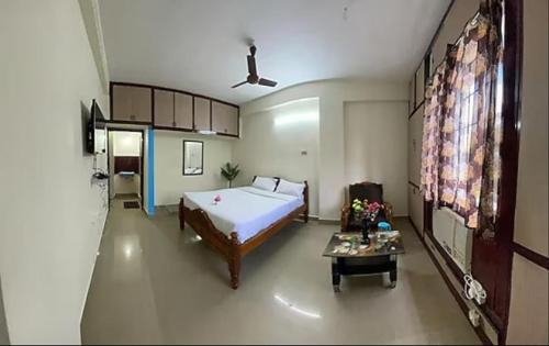 een slaapkamer met een bed en een tafel. bij Chennai Grand T Nagar in Chennai