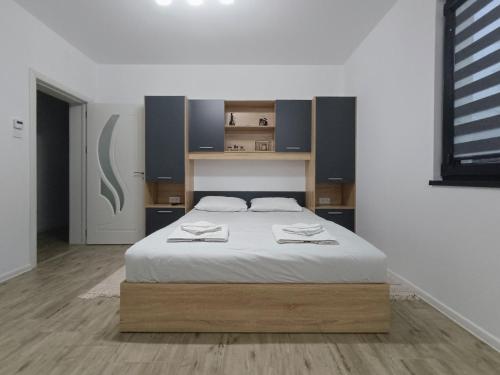 1 dormitorio con 1 cama grande con sábanas blancas en Къща за гости Софаш 