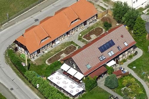 une vue de tête d'un bâtiment avec un toit dans l'établissement Farmstay Neuendorfkrug L tow, à Lütow