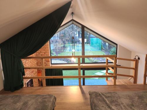 ein Zimmer mit einem großen Fenster in einem Haus in der Unterkunft Czarna Bandera Siemiany in Siemiany