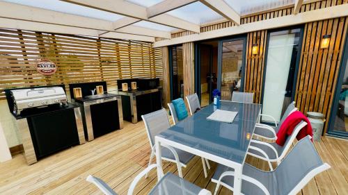 una sala da pranzo con tavolo e sedie blu di Le 627 a Saumur