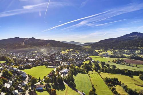 una vista aérea de un pueblo en las montañas en Am Weberfeld Bodenmais en Bodenmais