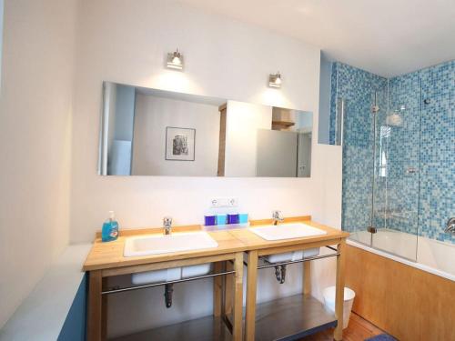 uma casa de banho com 2 lavatórios e um chuveiro em Holiday apartment Faller-Greiner em Bad Bergzabern