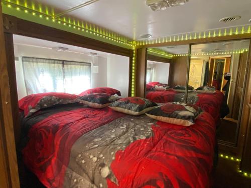 1 dormitorio con 2 camas y un espejo grande en Romantic getaway, en Decatur