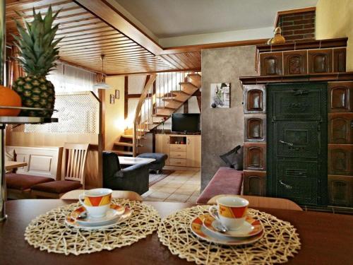 MottenにあるAppealing apartment in Mottenの- テーブルの上のコーヒー2杯(1室につき)