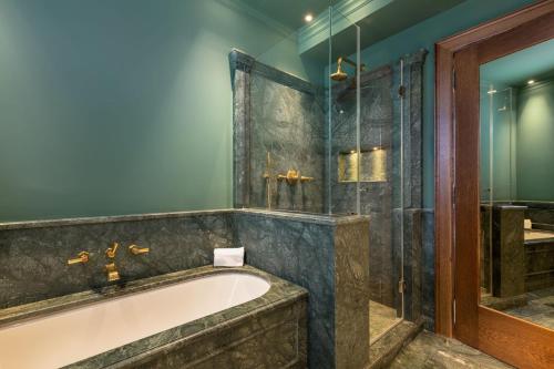 y baño con bañera y ducha. en Dimora San Trovaso Enchanting Four-bedrooms, en Venecia
