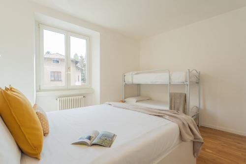 Una cama o camas en una habitación de Ponente Balcony & Garden by Rent All Como