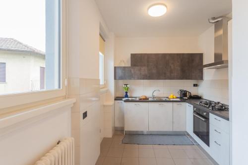 Una cocina o cocineta en Ponente Balcony & Garden by Rent All Como