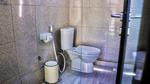 La salle de bains est pourvue d'une douche et de toilettes. dans l'établissement OYO 1068 Villa Adelle At Silang, à Maitim