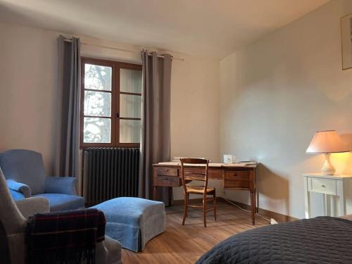 - une chambre avec un bureau, une chaise et un lit dans l'établissement Mas Les Bartavelles - Drôme, à Réauville