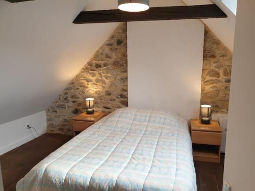 - une chambre avec un lit et 2 tables de nuit avec 2 lampes dans l'établissement Gîte des bords du Lot, à Saint-Côme-dʼOlt