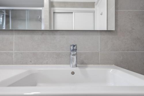 eine Badewanne mit Waschbecken im Bad in der Unterkunft Bandama Country Home - 3BR with garden in Santa Brígida