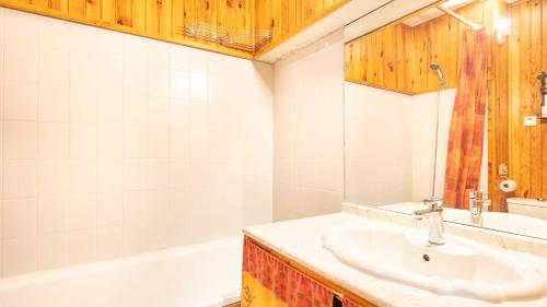 a bathroom with a sink and a bath tub at Hippocampe 20 - Appt cosy 4-6 pers in Chamrousse