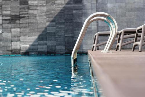 een zwembad met een glijbaan in een zwembad bij Olive Tree Hotel Penang in Bayan Lepas