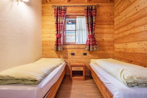 Lova arba lovos apgyvendinimo įstaigoje Trilocale Chalet Camping Faè 7