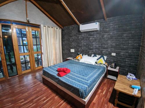 um quarto com uma cama com almofadas vermelhas em Tides by TB em Canacona