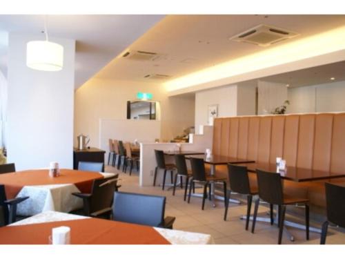een eetkamer met tafels en stoelen in een restaurant bij SAIDAIJI GRAND HOTEL - Vacation STAY 92825 in Okayama