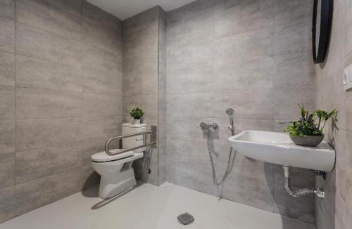 a bathroom with a toilet and a sink at La La Suites Rianal in Jerez de la Frontera