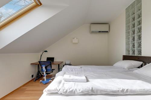 Habitación blanca con 2 camas y escritorio. en Dom & House - Apartment Chopina 37 Supreme en Sopot