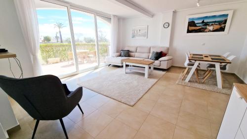 Χώρος καθιστικού στο Lovley Ground Floor 2 Bed Direct Pool Access Free WiFi