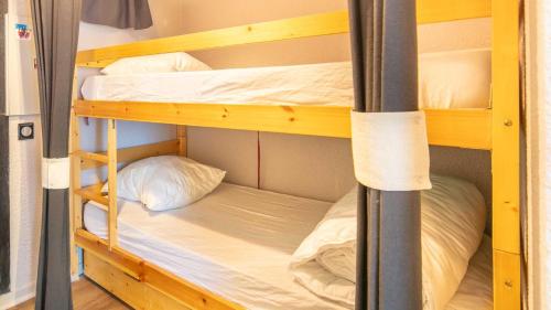 quelques lits superposés dans une chambre dans l'établissement Les Marmottes -311- appt lumineux 4-6 pers, à Chamrousse