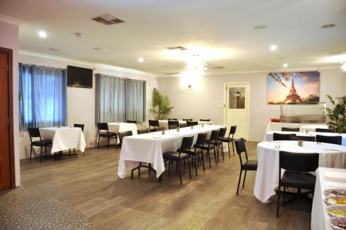 
a dining room filled with tables and chairs at Pinjarra Resort in Pinjarra

