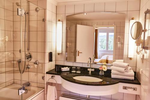 バート・ノイェンアール・アールヴァイラーにあるシュタインベルガー ホテル バード ノイエンナーのバスルーム(洗面台、鏡付)