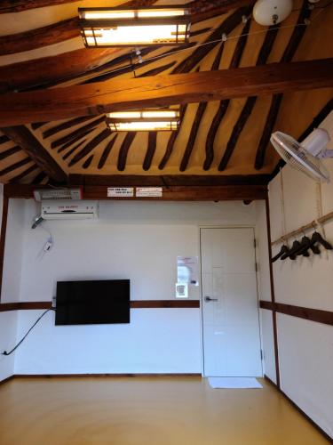 a room with a television and a door in a building at Hanok Raon in Gyeongju