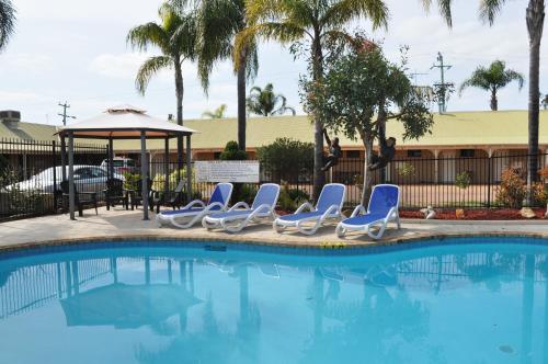 Pinjarra的住宿－品賈拉度假酒店，一个带椅子的游泳池和一个凉亭